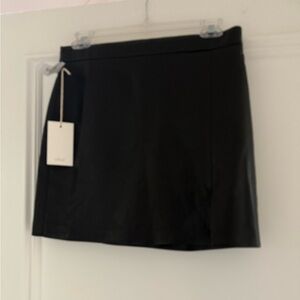 Aritizia Vegan Leather Patio Mini Skirt
Brand new with tags, Never Worn